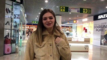 Сначала насосала деньги на шубу, потом порадовала парня глубоким минетом в раздевалке