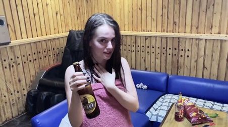 Удача преследует парня по пятам – чпокнул пьяную телку в сауне