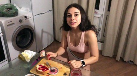 Брат застукал сестру за ночным дожором и наказал сексом