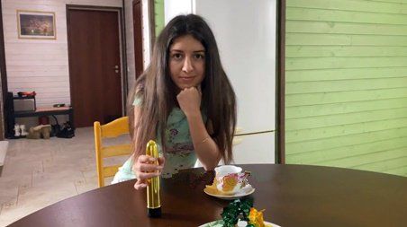 Пригласил соседку в гости на чай и подарил золотой вибратор