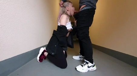 Соседка тайно изменяет мужу, и сосет хуй его друга на лестничной клетке