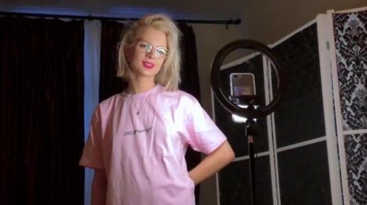 Будущая тик-ток модель отсосала брату, чтобы поделился секретом успеха продвижения бренда