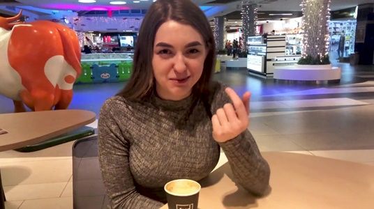 За чашкой кофе девушке захотелось отсосать у своего парня в раздевалке