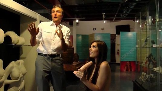 Фильм с русским переводом: Ночь в эротическом музее