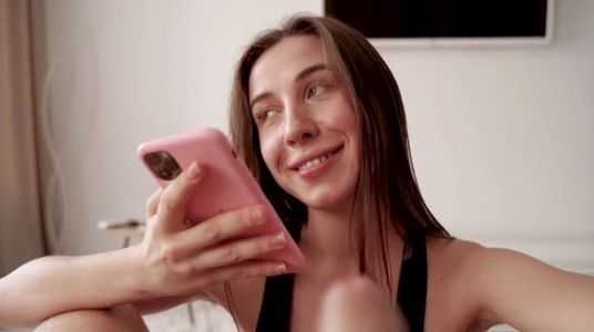 Брат замотивировал сестру членом, чтобы та отсосала