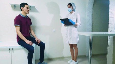 Помогла пациенту! Медсестра избавляет парня от девственности