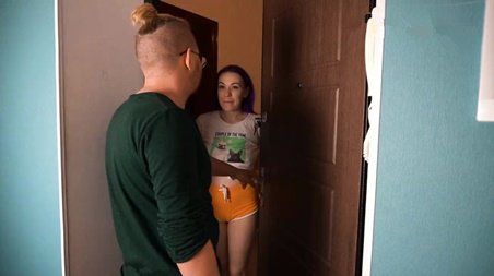 Нимфоманка добралась до соседа, напросившись на еблю в ванной