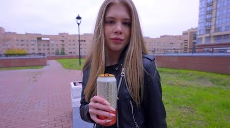 Подцепил студентку похожую на свою мать, и трахнул ее у себя дома