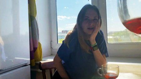 Курьерша не хотела давать, пришлось наказать и подсыпать возбудитель в чай