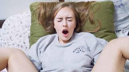 Сводный брат хотел вздрочнуть под одеялом, а сестренка увидела и помогла кончить