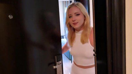 Шлюховатая жена дает в анал любовнику, пока пьяный муж спит на диване