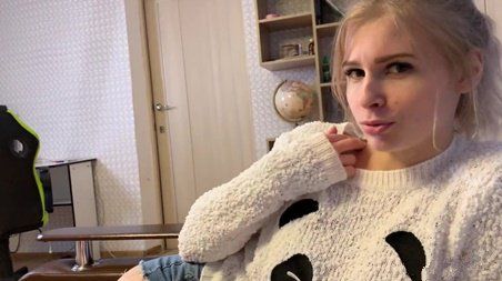 Заехал к другу забрать свои наушники, а его сестра предложила поиграть во взрослую игру