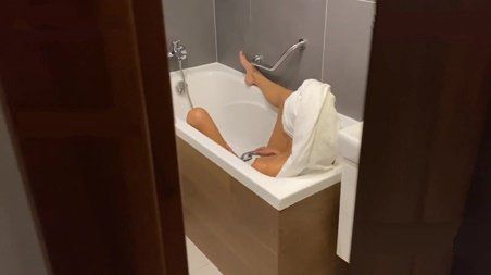 Худенькая сестренка игралась с киской в ванне, а брат увидел и предложил свой член