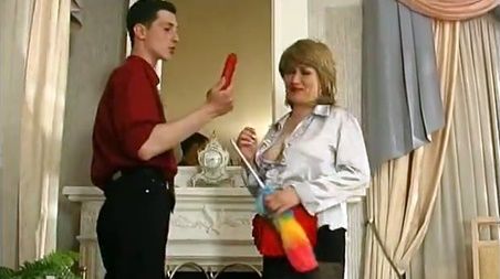 Хозяин строго наказал домработницу зато, что разбросала свое нижнее белье