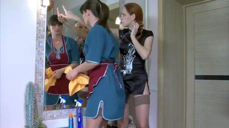 У богатых свои сексуальные причуды – молодая хозяйка страпонит домработницу